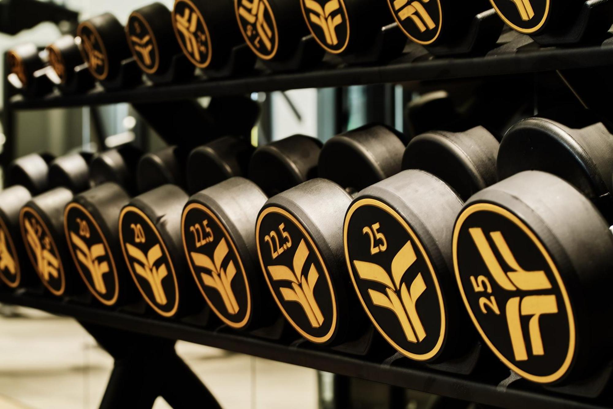 City Of Dreams Mediterranean - Integrated Resort, Casino & Entertainment Lemesos Exteriér fotografie Dumbbells at a gym