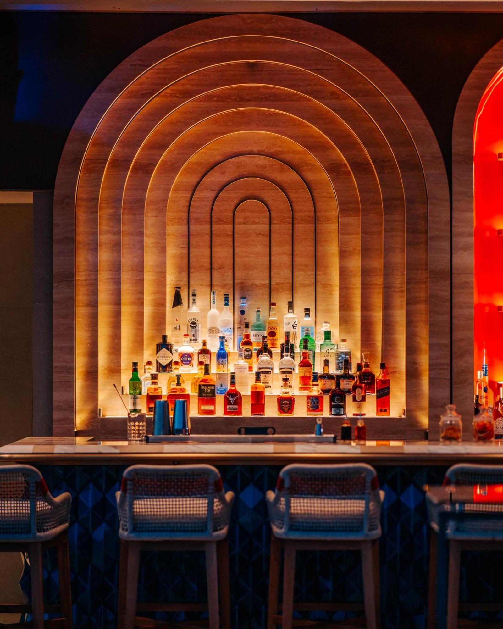 City Of Dreams Mediterranean - Integrated Resort, Casino & Entertainment Lemesos Exteriér fotografie The bar at the 1930s themed bar, The 3030