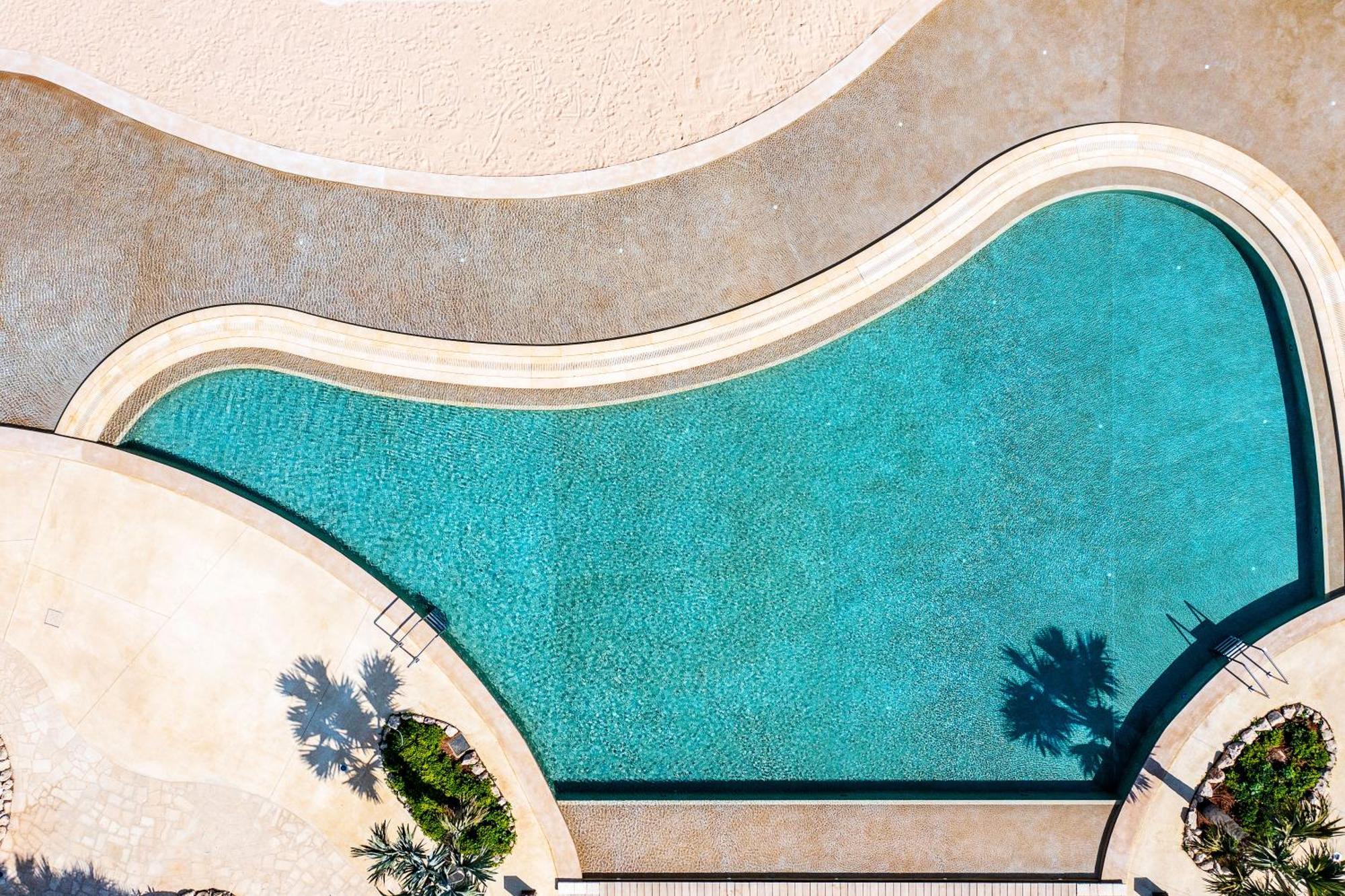 City Of Dreams Mediterranean - Integrated Resort, Casino & Entertainment Lemesos Exteriér fotografie Aerial view of a swimming pool