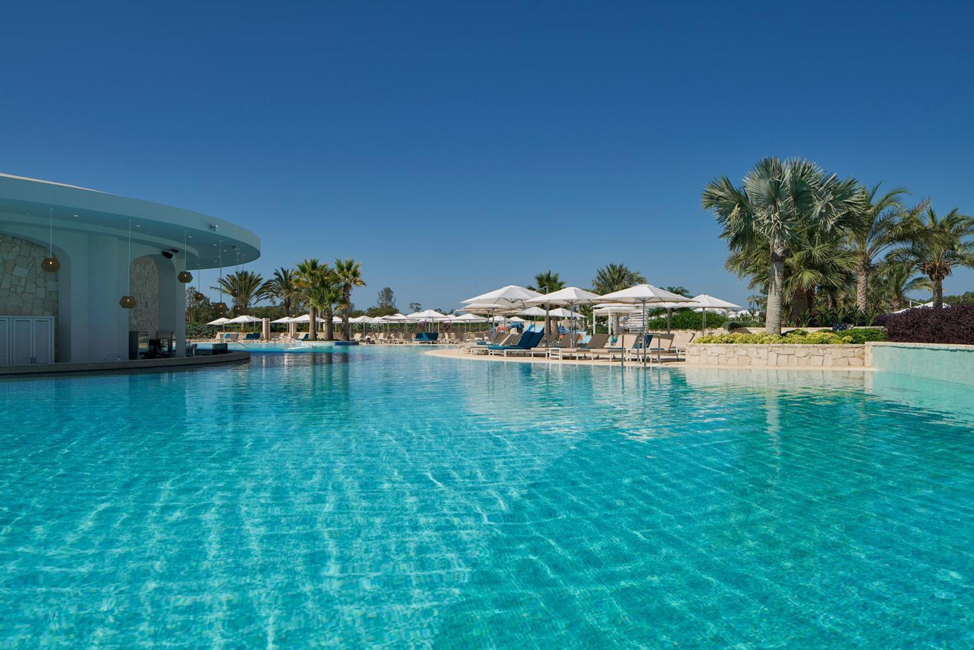 City Of Dreams Mediterranean - Integrated Resort, Casino & Entertainment Lemesos Exteriér fotografie The swimming pool at the resort