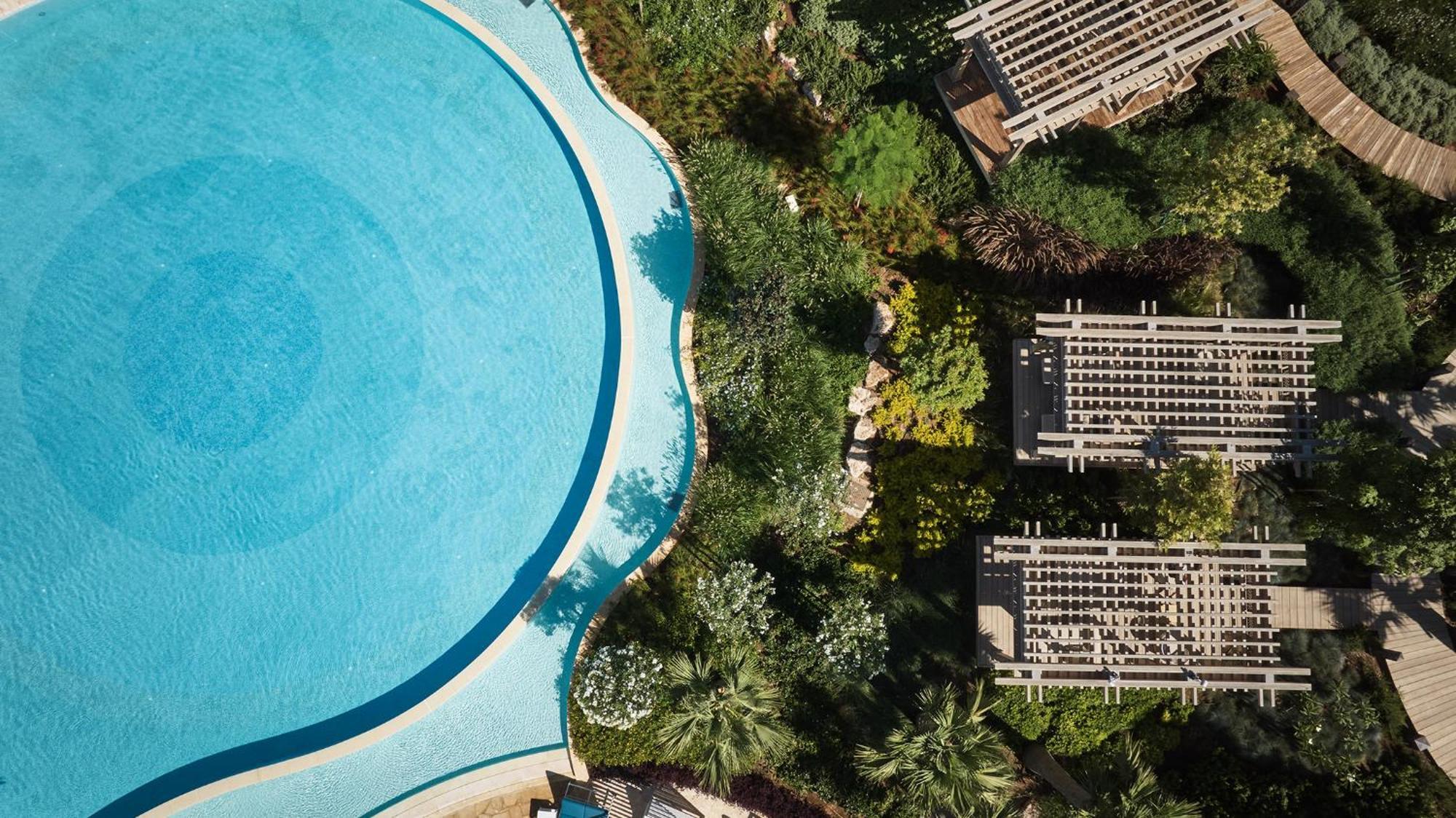 City Of Dreams Mediterranean - Integrated Resort, Casino & Entertainment Lemesos Exteriér fotografie Aerial view of the pool