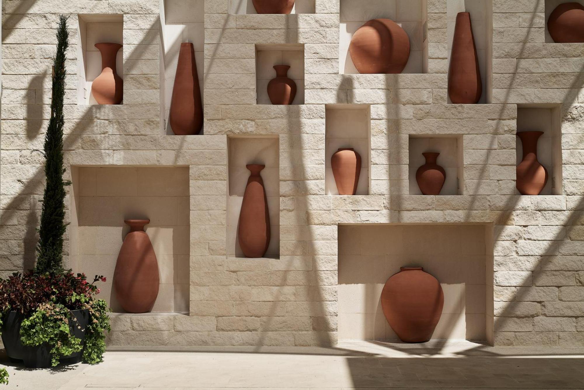 City Of Dreams Mediterranean - Integrated Resort, Casino & Entertainment Lemesos Exteriér fotografie Terracotta vases at the entrance of the museum
